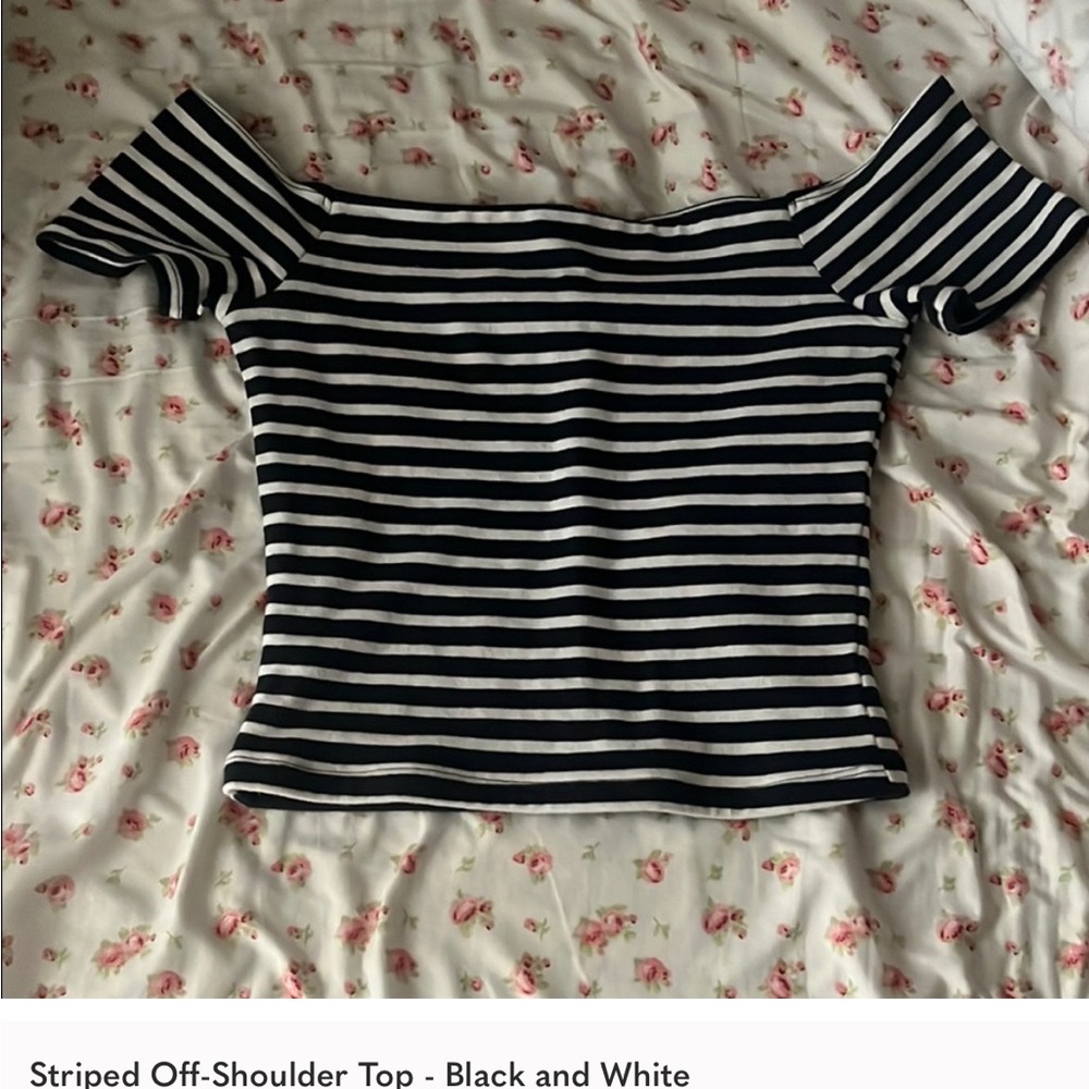 Hollister Black Crop Top with Stylish Design